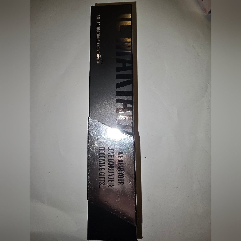 IL Makiage Silver and Black foundation blending Brush
